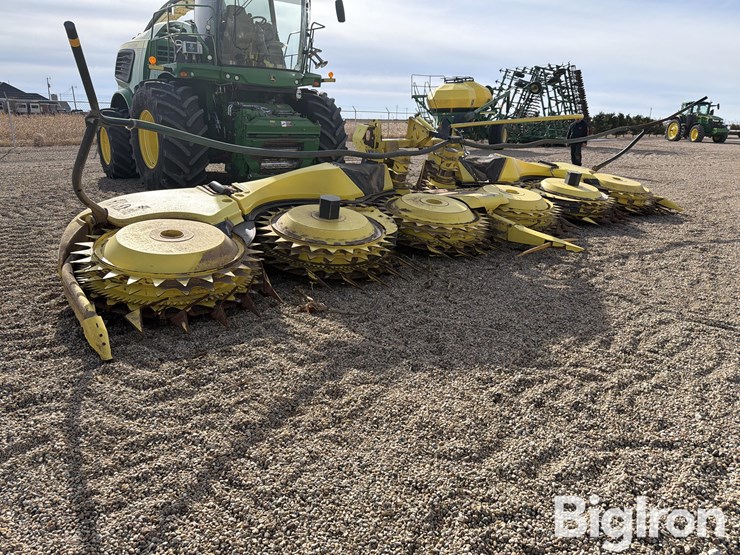 2022-john-deere-772-image-3