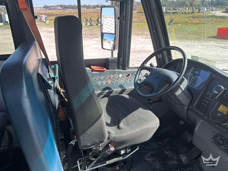 2008-freightliner-b2-image-13