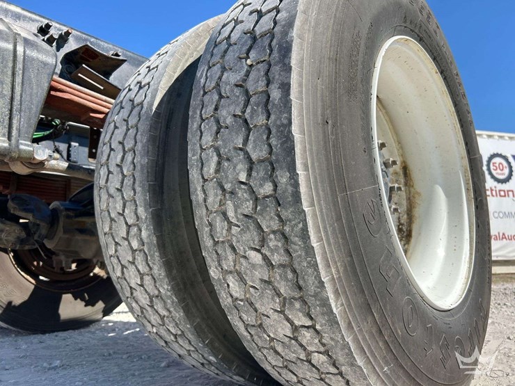 2018-freightliner-m2-106-image-40