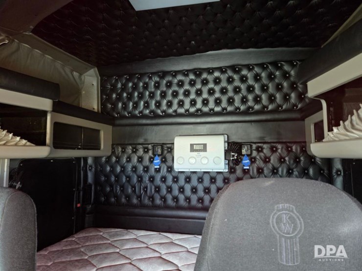 2019-kenworth-w900-image-13