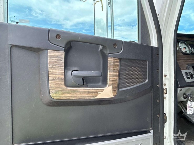 2015-freightliner-122sd-image-9