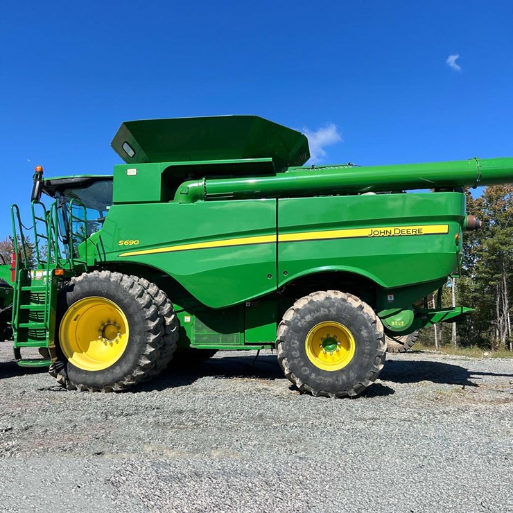 JOHN DEERE S690