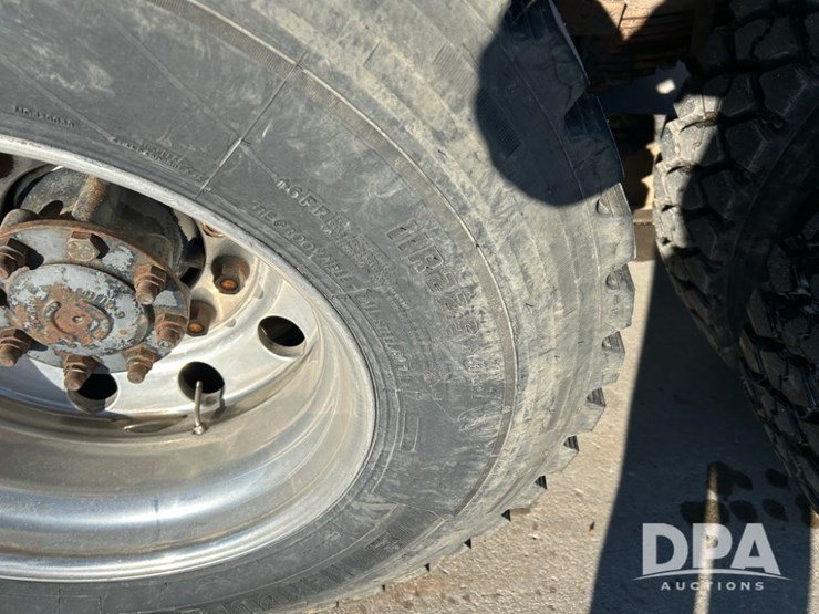 international-7400-image-17