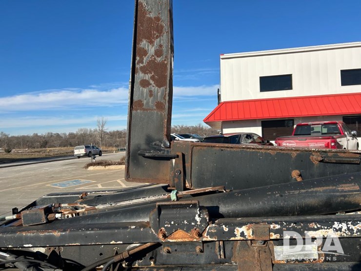 international-7400-image-32