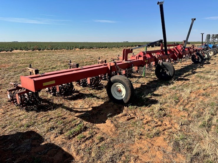 sunflower-16-row-tool-bar-with-rolling-cultivator-image-1