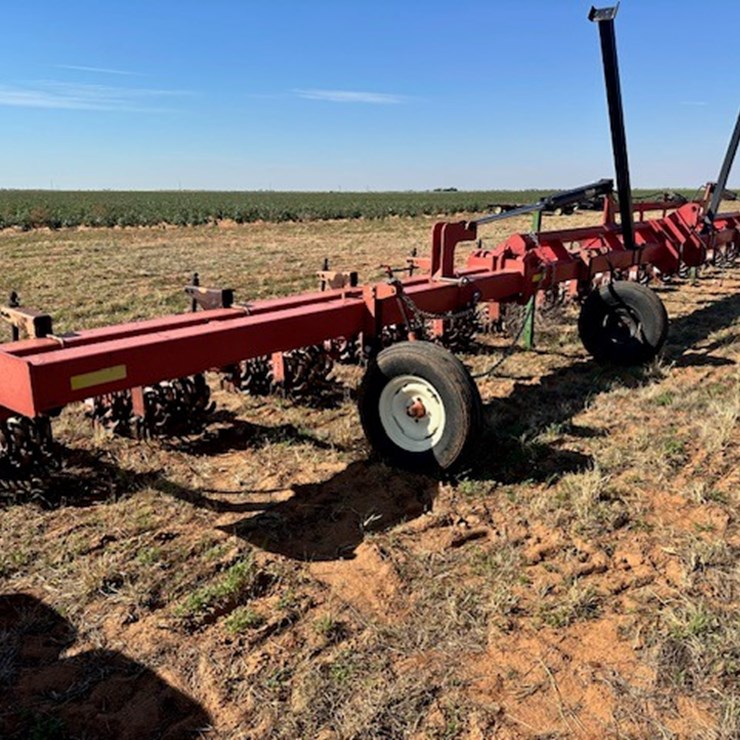 SUNFLOWER 16 ROW TOOL BAR WITH ROLLING CULTIVATOR