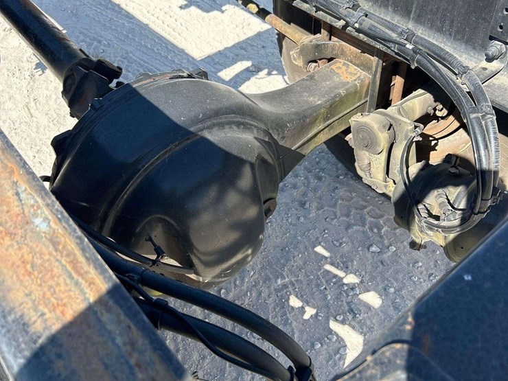 2018-freightliner-m2-106-image-30