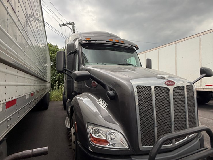 2019-peterbilt-579-image-8