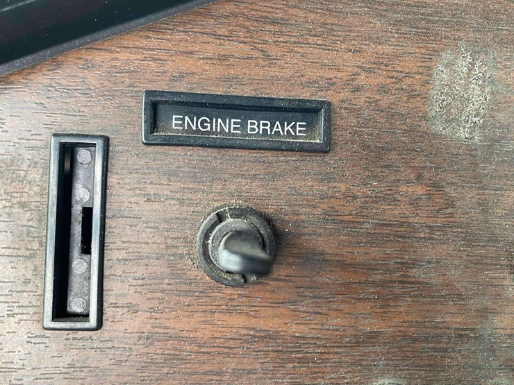 2007-freightliner-day-cab-semi-tractor-image-58