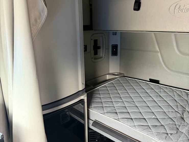 2019-peterbilt-579-image-19