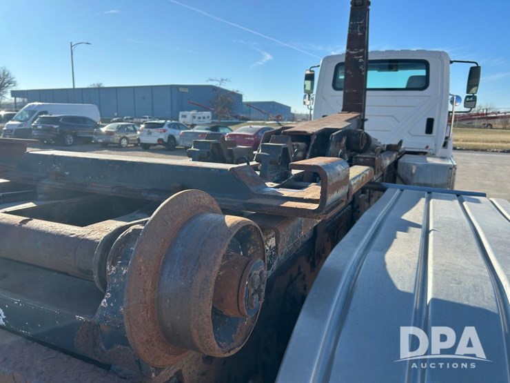 international-7400-image-37