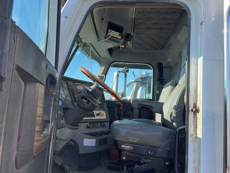 2012-freightliner-semi-image-4