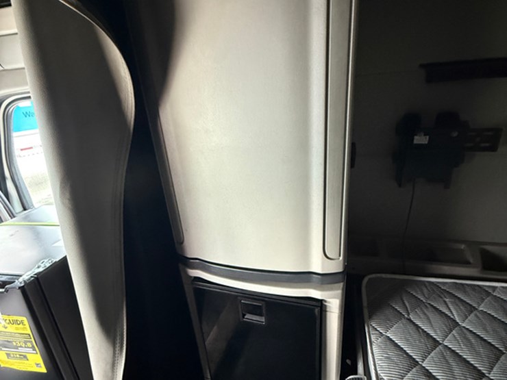 2019-peterbilt-579-image-24