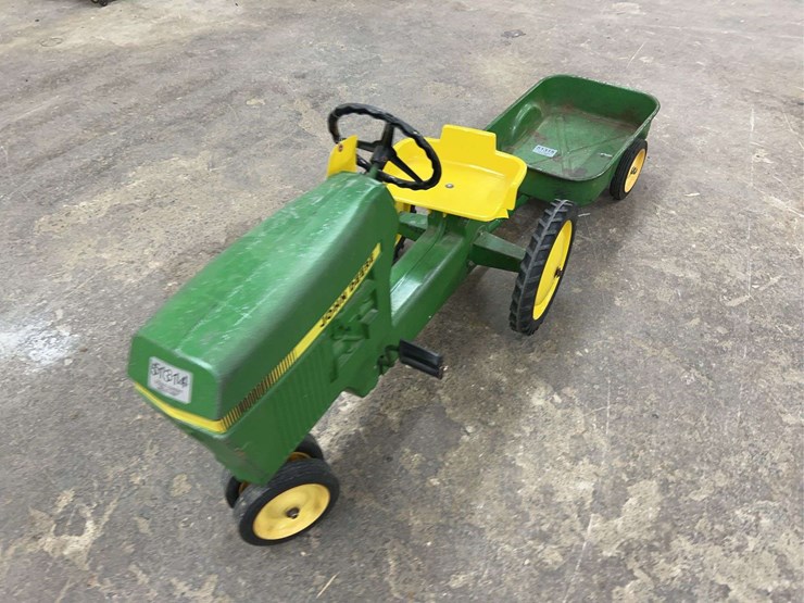 john-deere-pedal-tractor-w/-metal-wagon-image-5