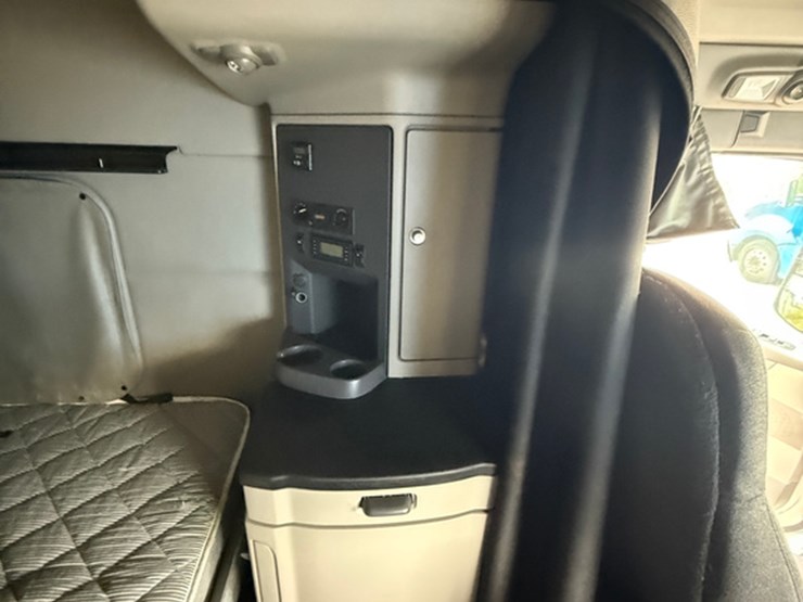 2019-peterbilt-579-image-25