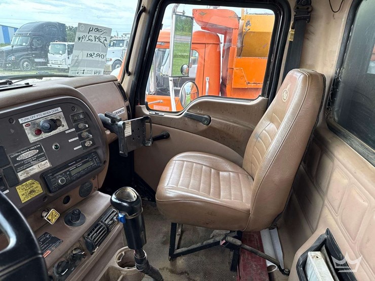 2004-mack-cv713-granite-fuel-and-lube-truck-image-29