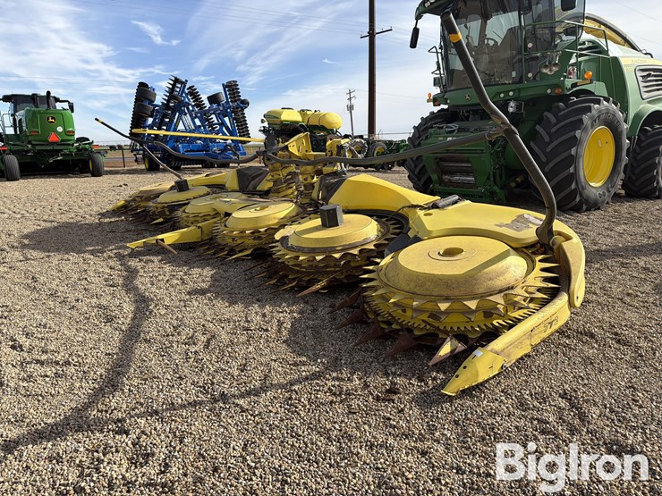 2022-john-deere-772-image-1