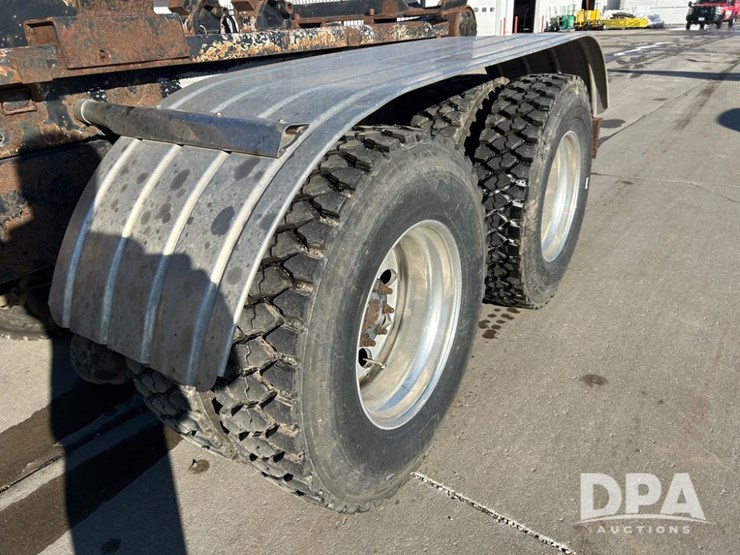 international-7400-image-16