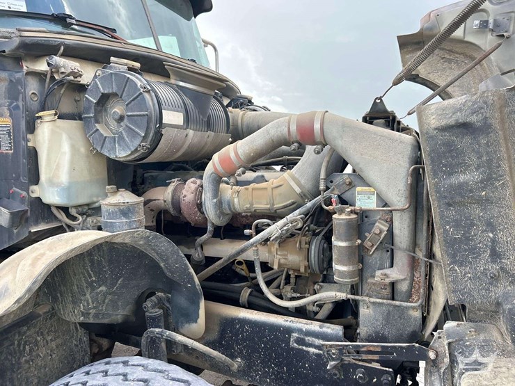 2004-mack-cv713-granite-fuel-and-lube-truck-image-8