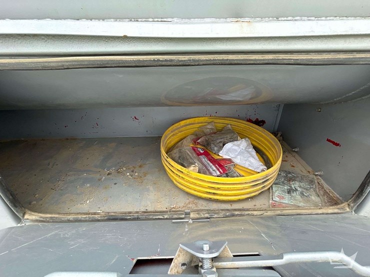 2004-mack-cv713-granite-fuel-and-lube-truck-image-38