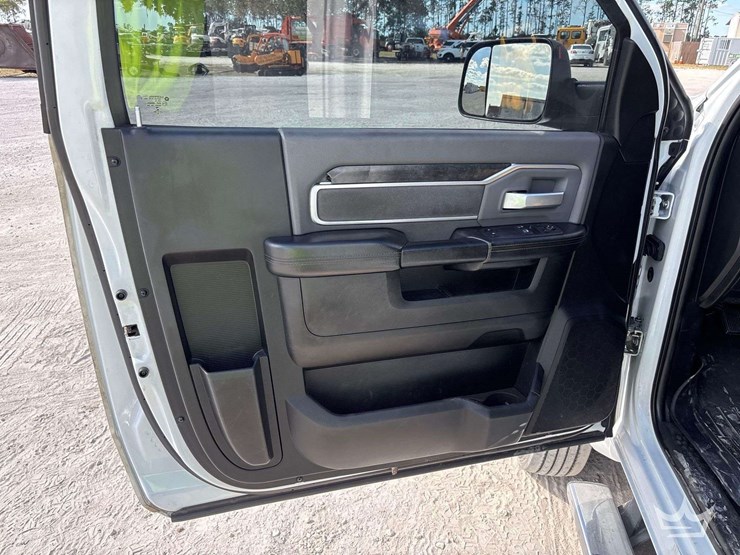 2022-dodge-ram-4500-image-25