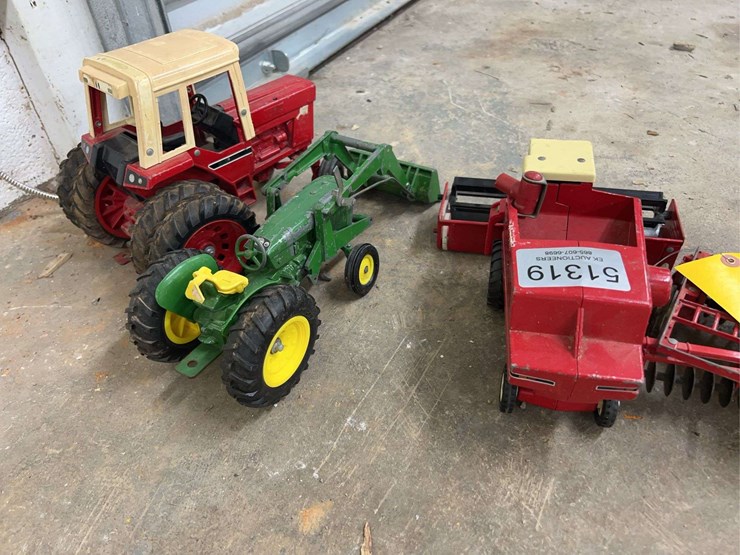 misc-toys--international-tractor,-john-deere-w/-loader,-international-combine,-disc,-wagon-image-3