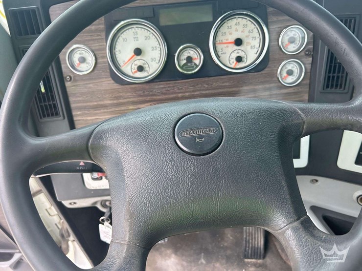 2015-freightliner-122sd-image-11