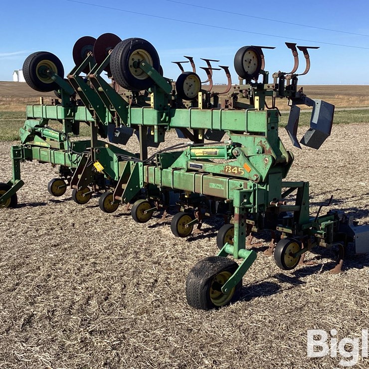 JOHN DEERE 845