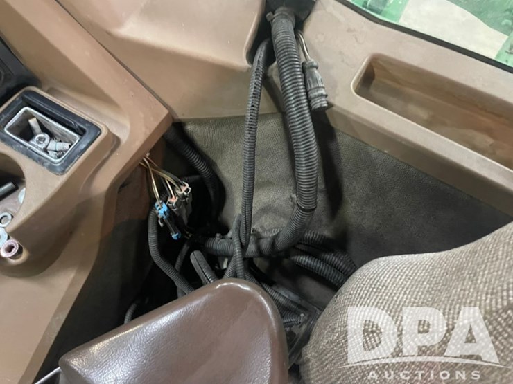 john-deere-8410t-image-39