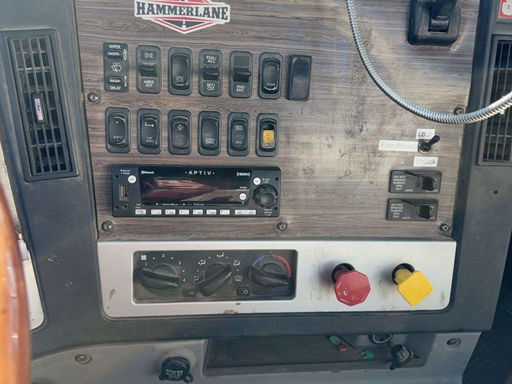 2012-freightliner-semi-image-8