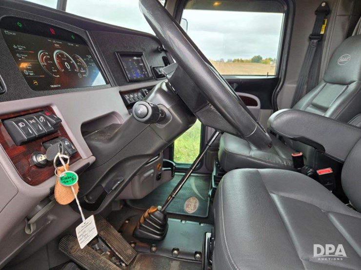 2023-peterbilt-389-image-11