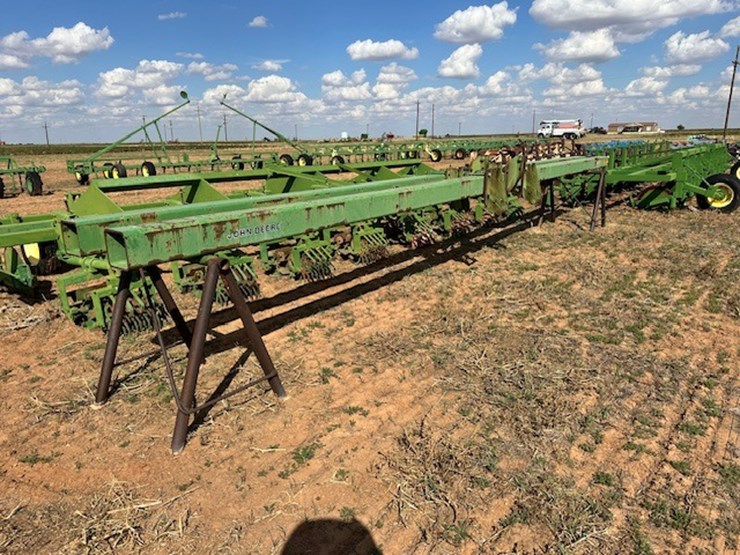 john-deere-8-image-1