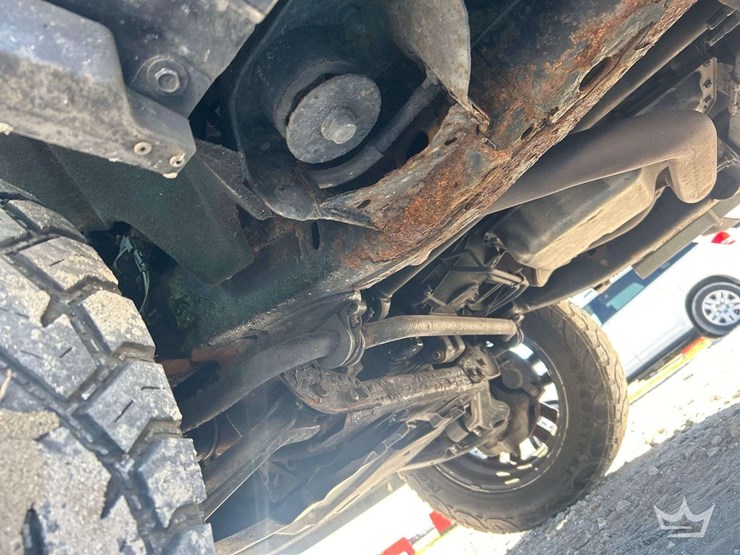 2014-gmc-sierra-slt-4x4-crew-cab-pickup-truck-image-18