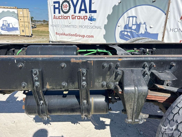 2018-freightliner-m2-106-image-28