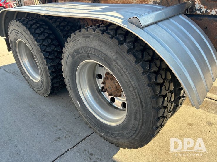 international-7400-image-24