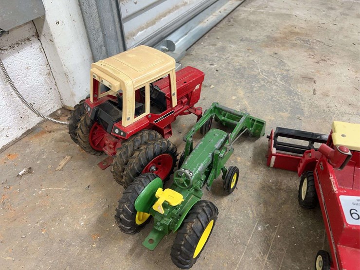 misc-toys--international-tractor,-john-deere-w/-loader,-international-combine,-disc,-wagon-image-4