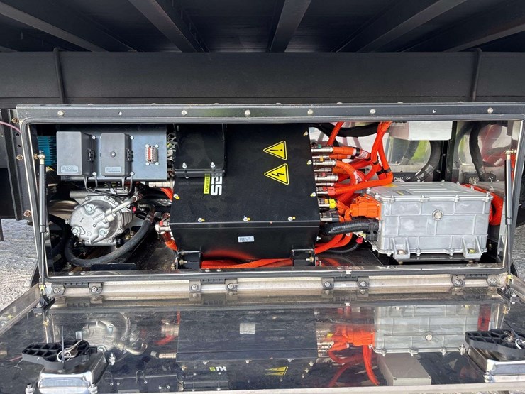 2020-hino-195-image-25