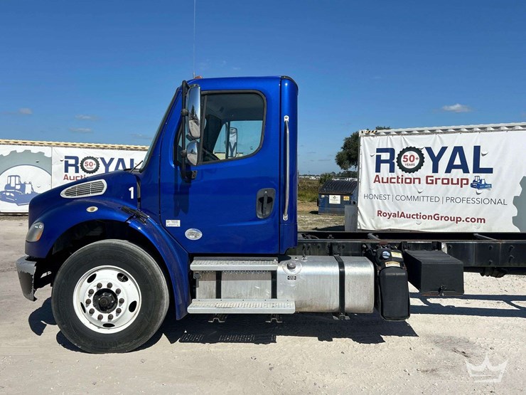 2018-freightliner-m2-106-image-5