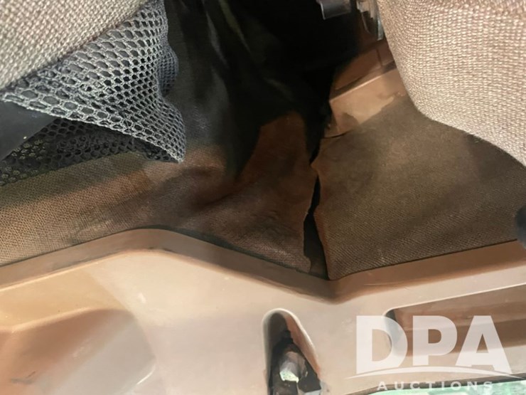 john-deere-8410t-image-37