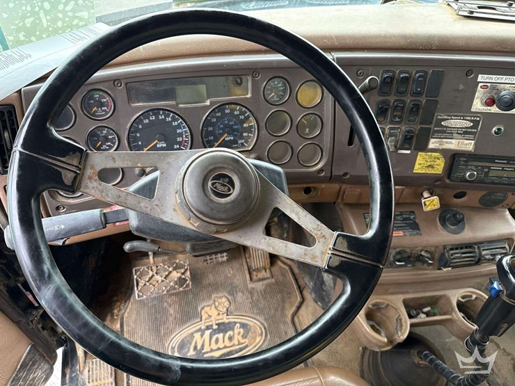 2004-mack-cv713-granite-fuel-and-lube-truck-image-15