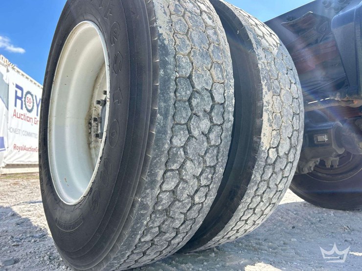 2018-freightliner-m2-106-image-42