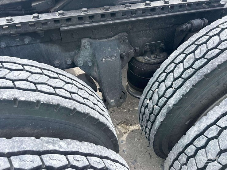 2015-freightliner-122sd-image-19