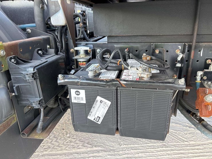 2020-hino-195-image-21