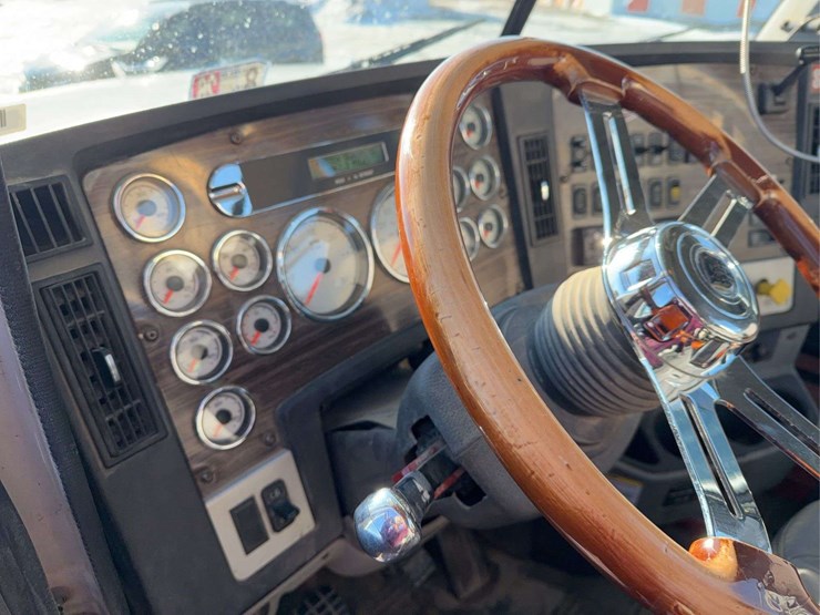 2012-freightliner-semi-image-9