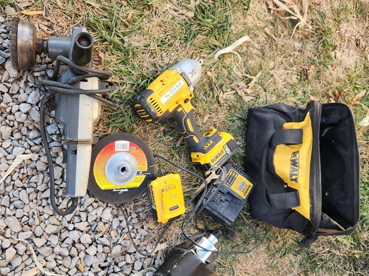 1/2"-dewalt-impact-&-assorted-tools-image-1