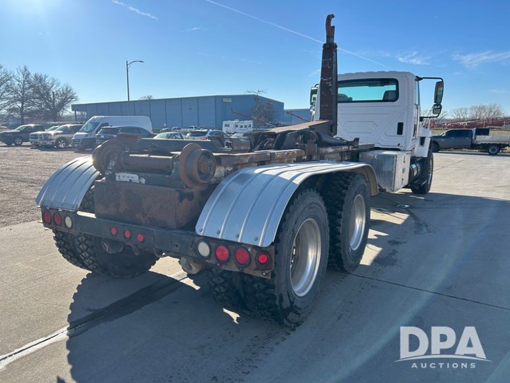 international-7400-image-7