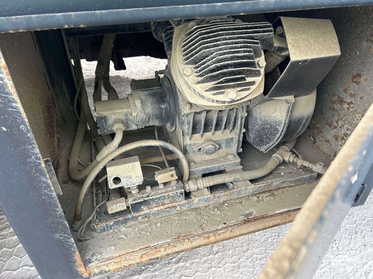 2004-mack-cv713-granite-fuel-and-lube-truck-image-11