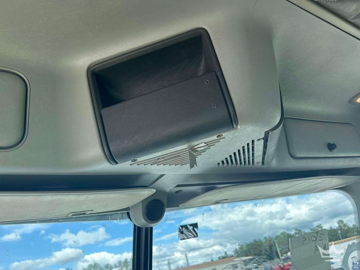 2015-freightliner-122sd-image-15