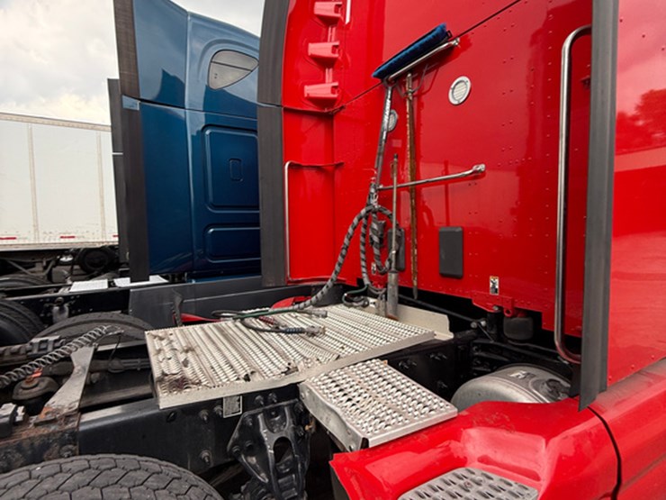 2020-peterbilt-579-image-22