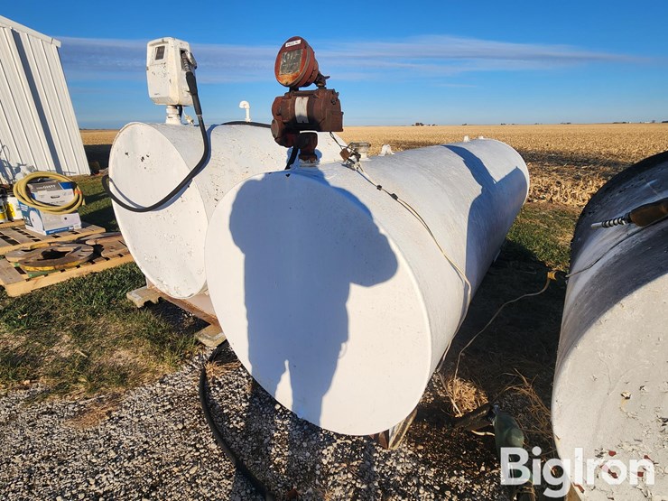 1,000-gal-fuel-tank-w/-electric-pump-image-1